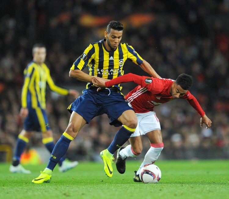<p>Manchester United'ın ilk yarım saatlik bölümde pozisyon bulamadığını ancak penaltı kararlarının maçın gidişatını değiştirdiğini belirten gazete, Damien'in iyi bir performans sergilediğini ancak bunda Fenerbahçe'nin kötü oyununun da etkili olduğunu kaydetti.</p>
