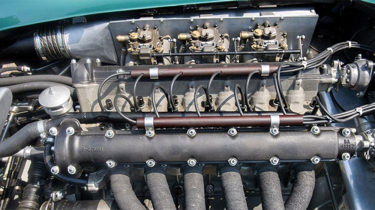 <p>6 litre hacimli motoruyla 268 beygir güç üreten otomobil, 1962 yılında pist kullanımının ardından sokak lisansını almıştı.</p>

