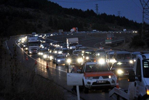 <p>Otoyolun İstanbul istikameti Arifiye ve Sapanca mevkisinde yoğunluk olmasına karşın trafik akışı durma noktasına gelmiyor. TEM Otoyolu'nun Ankara istikametinde de trafik kesintisiz bir şekilde ilerliyor. Ayrıca, D-100 Karayolu'nun Sakarya mevkisinde de trafik yoğunluğu yaşanmıyor.</p>

