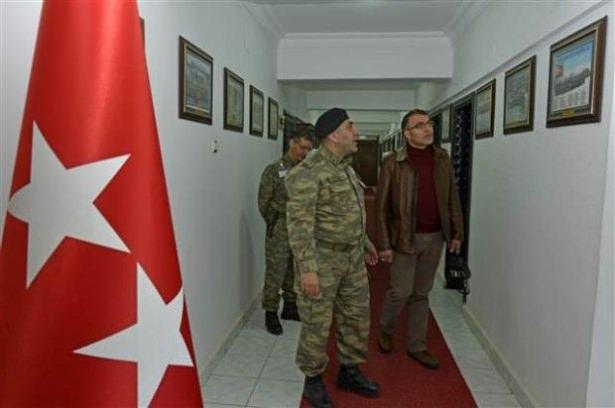 <p>Talebi geri çevirmeyen Genelkurmay Başkanlığı, şehidin ikiz kardeşi Celalettin Gürdal'ı misafir edebileceğini bildirdi. Bunun üzerine 11 Mart'ta Ankara'dan uçakla Van Ferit Melen Havalimanı'na gelen Gürdal, Van Jandarma Asayiş Kolordu Komutanlığı'na geçti.</p>
