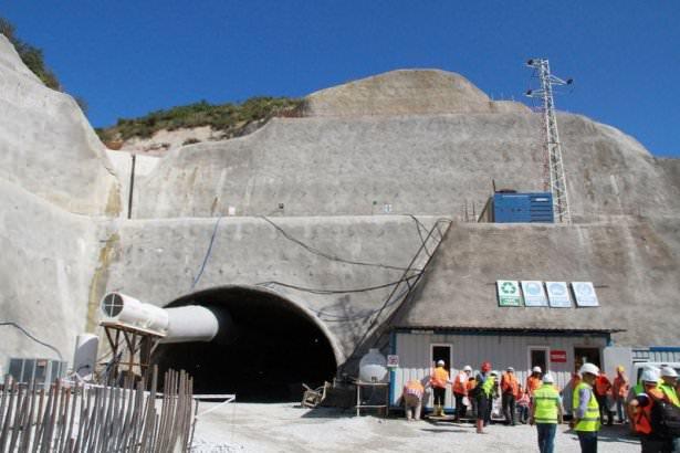 <p>Karayolları Genel Müdürlüğü'nün İHA'ya yaptığı açıklamaya göre, Gebze-Orhangazi-İzmir (İzmit Körfez geçişi ve bağlantı yolları dahil) otoyol projesi, 384 kilometre otoyol ve 49 kilometre bağlantı yolu olmak üzere toplam 433 kilometre uzunluğunda. </p>

<p> </p>
