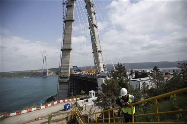 <p>Yavuz Sultan Selim Köprüsü'nde inşaat çalışmaları, eğik askı halatlarının montajı ve ana kablo optimizasyon çalışmaları sürüyor.</p>

<p> </p>
