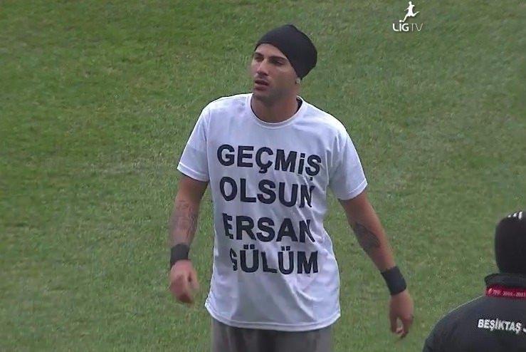 <p>Sakatlığı sebebiyle ligde sadece 10 maç oynayabilen Ersan, 2011-2012 sezonu öncesi Avusturya kampında sakatlığının geçmesinin ardından çıktığı ilk antrenmanda yeniden sakatlanmış ve uzun süre sahalardan uzak kalmıştı.<br />
<br />
<em>*Görüntüler LİG TVden alınmıştır.</em></p>

<p> </p>
