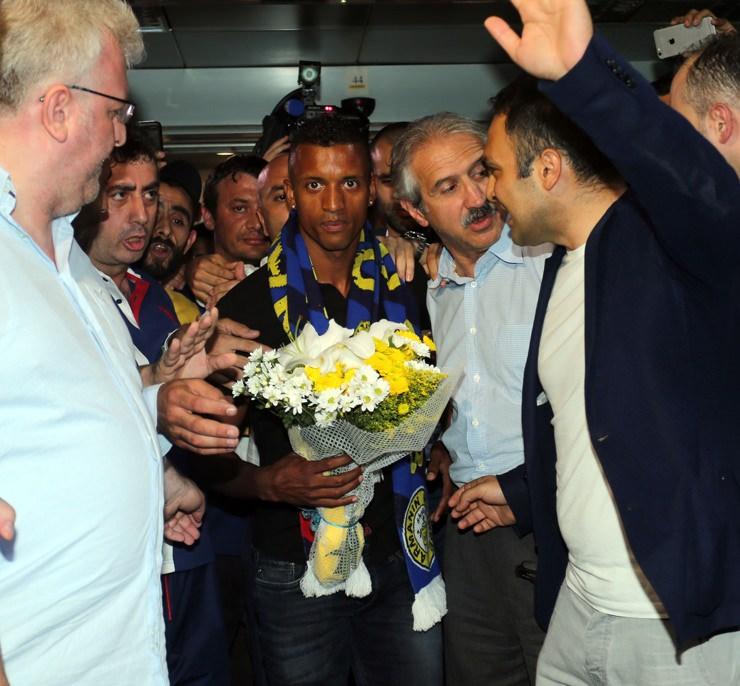 <p><strong>Luis Nani'nin Türkiye mecerası</strong></p>

<p>2014/2015 şampiyonluğunu ve 4. yıldızı Galatasaray'a kaptıran Fenerbahçe, yeni sezonun transfer dönemine iddialı bir giriş yapmış ve adeta Galatasaray'ın aldığı kupaları unutturmuştu.</p>
