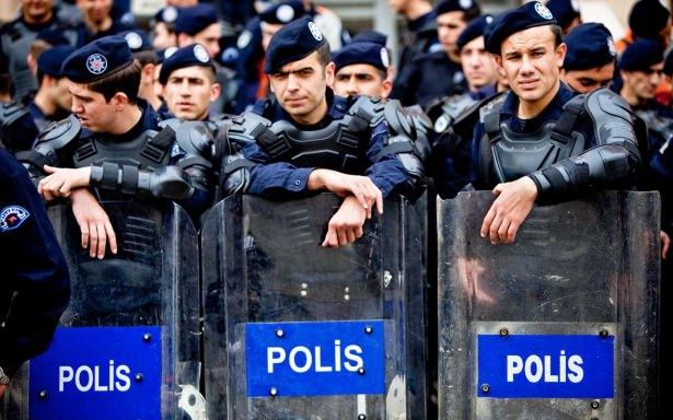 <p><strong>Polis, muhtar ve erbaş maaşı artıyor</strong></p>

<p>Muhtarların 950 TL olan maaşı 1.300 TL’ye yükseltiliyor. 65 yaş aylığı alan yaşlıların kimin yanında yaşarsa yaşasın kesinti olmadan maaşını alması sağlanacak. Polislerin 2200 olan ek göstergeleri 3000’e çıkarılacak. Polislerin emniyet hizmet tazminatı yüzde 25 artırılacak. Böylece maaşlarında 240 lira ile 580 lira arasında artış olacak. Uzman erbaşların 2200 olan ek göstergeleri 3000’e çıkarılacak. Er ve erbaşların harçlığı 30 liradan 100 liraya yükseltilecek. Askeri öğrencilerin harçlığı da 400 TL olacak.</p>
