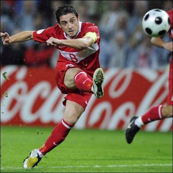 <p><strong>9-) NİHAT KAHVECİ</strong><br />
<br />
Beşiktaş, Real Sociedad ve Villarreal formaları ile Türkiye ve İspanya futbolunda kalıcı bir iz bırakan Nihat Kahveci, Milli Takım'ın Norveç ve Bosna Hersek maçlarındaki galibiyet gollerini atarak, EURO 2008 Finalleri'ne gitmesinde başrolü oynamasının yanı sıra turnuvanın da unutulmazları arasına girmişti. 2004'te İspanya La Liga'da "Yılın En İyi Yabancı Oyuncusu" seçilmişti.</p>
