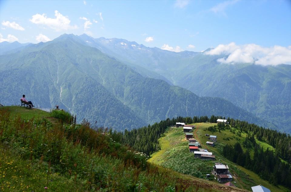 <p>Pokut Yaylası'nın karşısında yer alan Sal Yaylası da yerli ve yabancı turistlerin uğrak yerleri arasında bulunuyor. 2 bin 2 rakımlı yayla, geleneksel ahşap evleriyle ziyaretçileri adeta büyülüyor.</p>

<p> </p>
