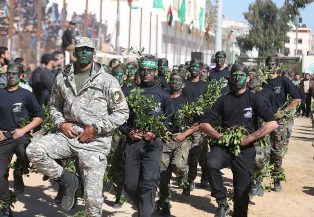 <p>Hamas'ın askeri kanadı olan İzzeddin el Kassam Tugayları tarafından, eğitimini tamamlayan 17.000 genç, Gazze'deki Yermuk Stadyumu'nda düzenlenen törenle mezun oldu. </p>
