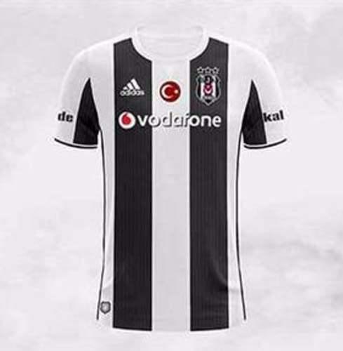 <p>Beşiktaş'ın yeni formasındaki en büyük özellik 3. yıldızın olması.</p>
