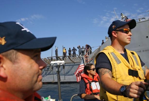 <p>"Korkusuz inanç" parolasıyla görev yapan destroyerde, 300 personel görev yaparken bunun üçte birini kadın denizciler oluşturuyor. Kadın denizcilerin kaldıkları yerler ve banyolar diğer askerlerden ayrı bir bölümde konuşlandırılırken, gemideki yemekler 20 aşçı tarafından yapılıyor. Genellikle Amerikan yemeklerinin sunulduğu destroyerde personele hizmet veren bir kantin de bulunuyor.</p>
<p> </p>