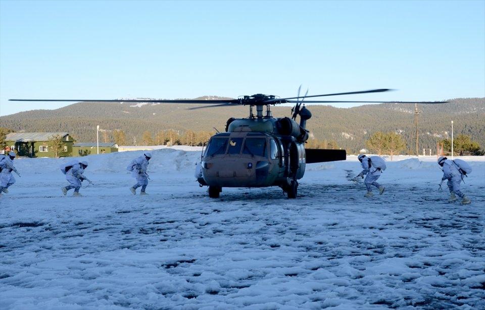 <p><strong>Helikopterle indirme harekatı</strong></p>
<p>Helikopterle indirme harekatının da gerçekleştirildiği tatbikatta, verilen emir doğrultusunda kritik tepe noktalara helikopterle inen komando birliği, bölgede arama, tarama çalışması yaparak kısa sürede bölgede alan kontrolü sağladı. Karla kaplı arazide mevzilenen komandolar, belirlenen hedefleri otomatik silahlarla ate altına aldı. </p>