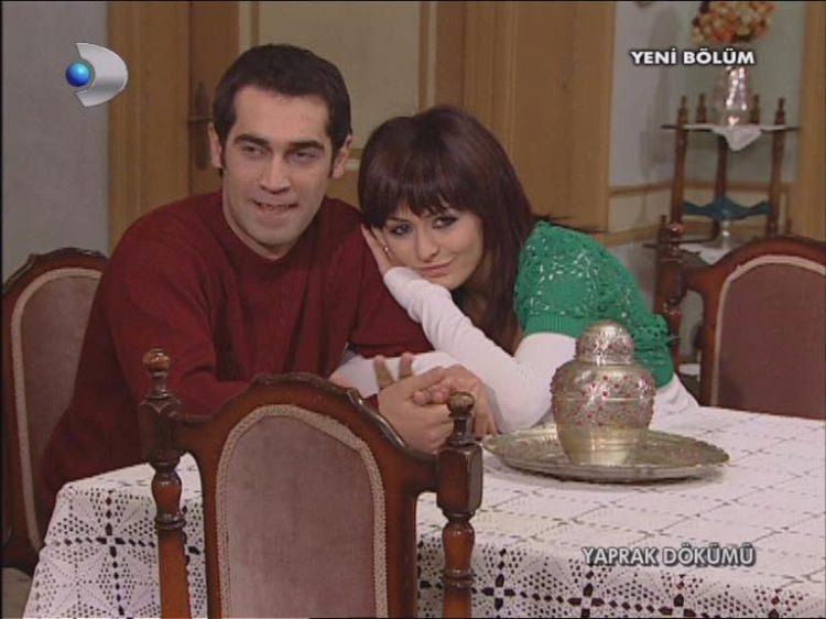 <p>Kovulma nedeni olarak da “çekim saatlerini aksatması, sorumsuz, disiplinsiz davranışları” söylentileri basında sıkça yer aldı. </p>