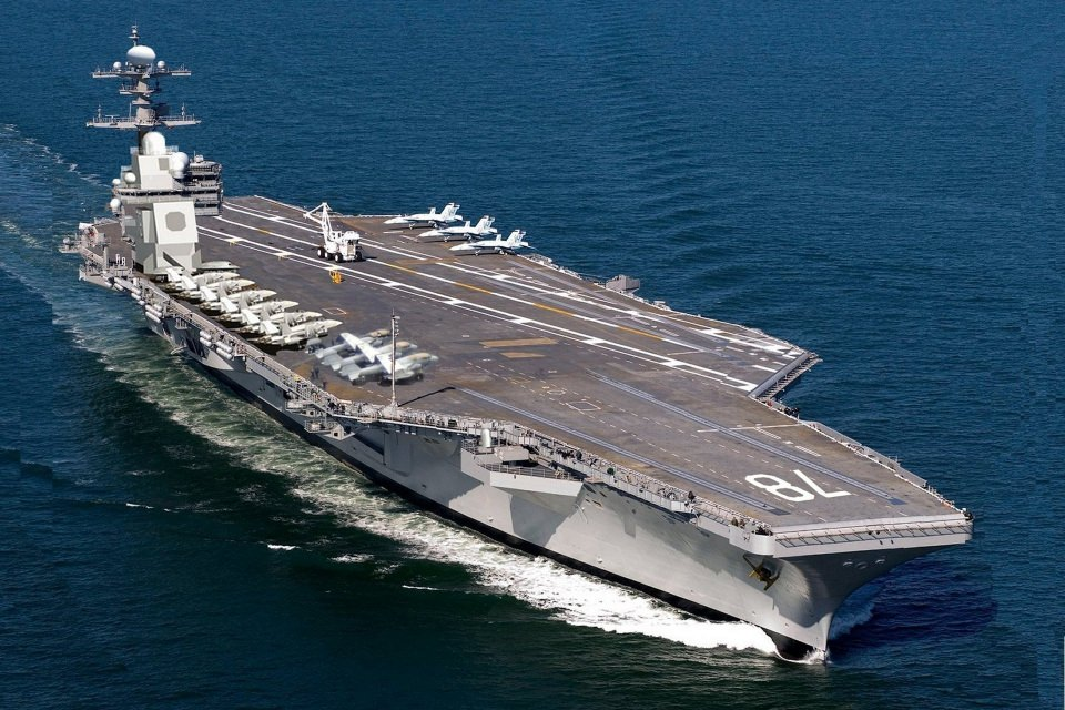 <p><strong>1. USS Gerald Ford </strong><br />
<br />
Fiyatı: 13 milyar dolar<br />
Dünyanın en pahalı askeri aracı 337.10 metre uzunluğuyla adeta yüzen bir kent olan USS Gerald Ford uçak gemisi. Radara yakalanması nerdeyse imkansız olan uçak gemisinde 4 bini deniz piyasi olmak üzere 5 bin personel görev yapabiliyor. ABD'li askeri kaynaklara göre ,USS Gerald Ford 2019 yılında tam kapasite çalışıyor olacak. </p>