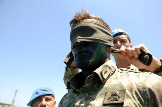 <p>Düşmanın iletişim merkezine ilerleyen komandolar, hedefi imha ettikten sonra doğadan topladıkları malzemelerle yaptıkları sallarla dost bölgeye geri döndü.</p>
<p> </p>