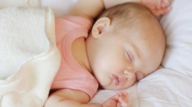 <p><strong>YENİ DOĞANLAR (0-3 ay)</strong></p>

<p>Doktorların bebekler için tavsiye ettiği uyku saati14-17 saat arasıdır. Araştırmalara göre bebeklere 11-13 saat uyku yeterlidir. 19 saat ve sonrası ise pek tavsiye edilmiyor.</p>

