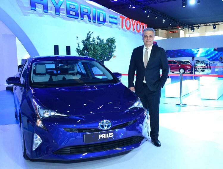 <p>Marka birçok hibrit modelini burada sergilerken, yeni <span style="color:#FFA07A"><strong>Prius</strong></span>'u da yakından görme fırsatımız oldu.</p>