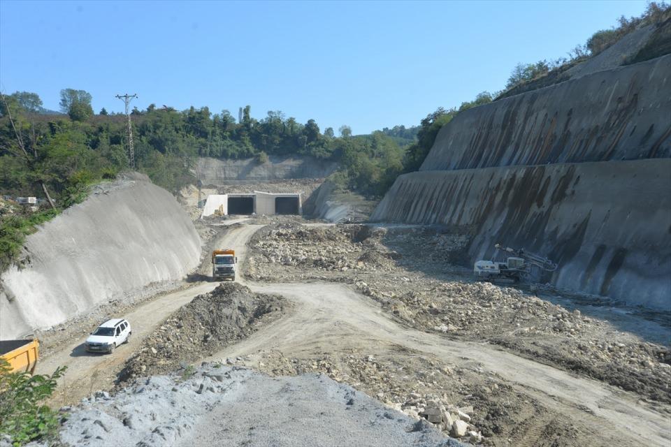 <p>Bundan sonra 106 milyon lira daha harcanacak ancak tam anlamıyla bittiğinde Ordu Çevre Yolu'nun yaklaşık 1 milyar liraya mal olması bekleniyor. Her şeyden önce bu yol hizmete açıldığında Ordu'nun trafik sorununa neşter vuracak." ifadesini kullandı.</p>
