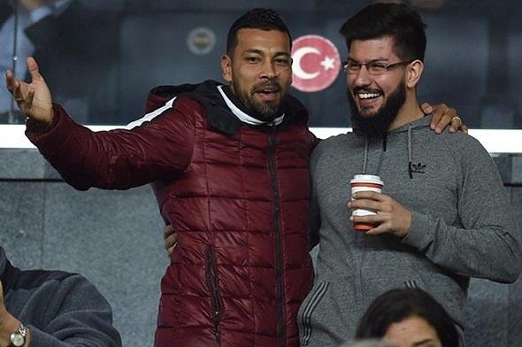 <p>ANDRE SANTOS SÜRPRİZİ<br />
<br />
Ülker Stadyumu'ndaki mücadeleyi TFF 1. Lig ekibi Boluspor'da forma giyen Andre Santos da izledi. Tribünde neşeli tavırlarıyla dikkat çeken Brezilyalı futbolcu, Fenerbahçeli taraftarlardan büyük ilgi gördü.</p>

<p> </p>
