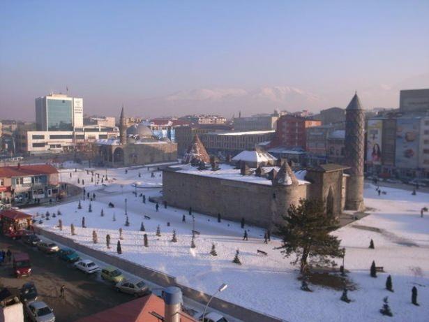 <p><strong>Erzurum</strong><br />
TOPLAM:77.3<br />
ERKEK: 74.9<br />
KADIN: 79.7</p>
