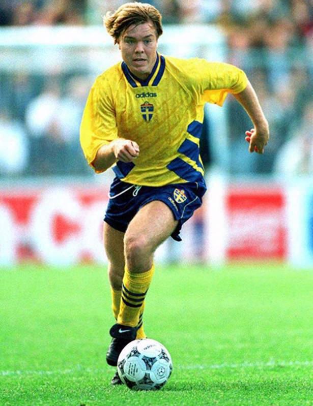 <p>TOMAS BROLIN - Sarı saçları, pembe yanakları vardı. Fiziki durumu üst düzey bir futbolcu için sınırdaydı ama olağanüstü yetenekleriyle, bu dezavantajının üstesinden gelebiliyordu.</p>
<p> </p>