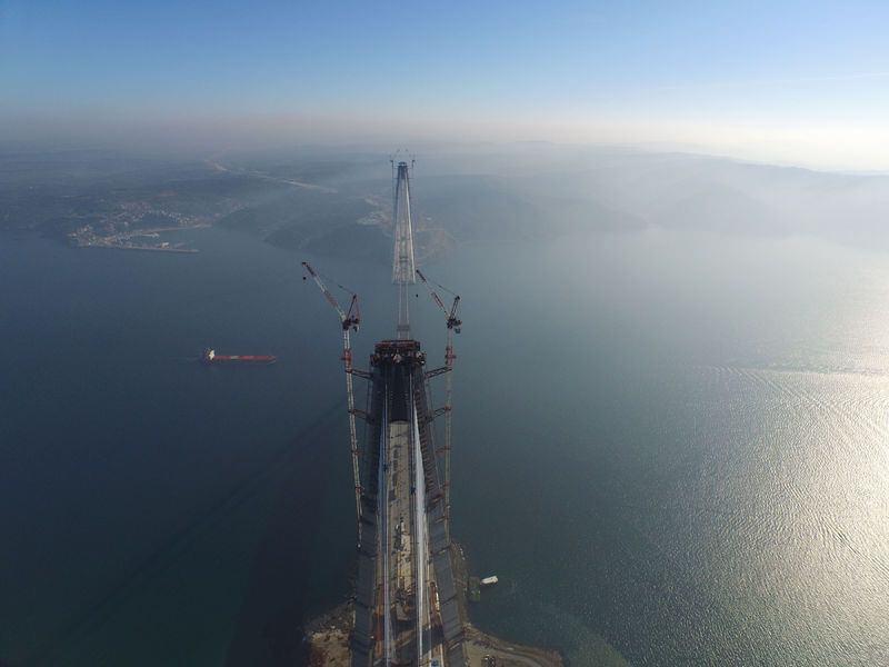 <p>3 milyar dolar maliyetli 3. Boğaz Köprüsü ve Kuzey Marmara Otoyolu projesinde iki yakanın birleşmesine 391 metre kaldı. </p>
