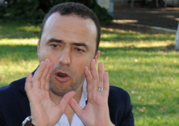 <p>Arif Erdem</p>
<p>Benim bildiğim sadece bizim Küçük Hakan, üç ayda sahaya döndü. Zaten o da öküz gibiydi. Lakabı öyleydi. Öküz gibi derdik ona ama boğa gibi diyelim.</p>