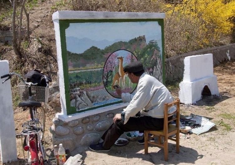 <p>Kuzey Kore'de henüz bitmemiş bir tablonun fotoğrafını çekmekte yasak.</p>