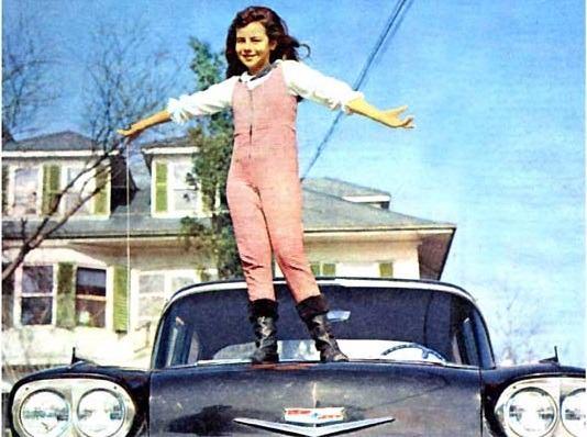 <p><strong>Nam-ı diğer Ayşecik “Zeynep Değirmencioğlu”, T958 modeli Bel Air tipi Chevrolet’iyle birlikte…</strong><br />
<br />
Yeşilçam’ın küçük yaşına rağmen en çok kazananlarından biri olan Zeynep Değirmencioğlu’nun çok lüks bir arabası yoktu. Sanatçı arabasını 1962 yılında 40.000 TL’ye satın almıştı.</p>