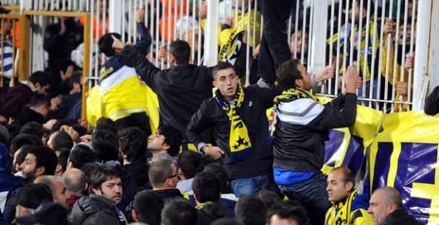 <p>DERBİ TARİHİNE DAMGA VURAN AN!..</p>

<p>"Fenerbahçeli taraftarlar kapıyı kırıp İnönü'ye girdi 27 Ekim 2011'de İnönü Stadı'nın önünde bekleyen ve stada alınmayan Fenerbahçe taraftarları, eski açık tribünündeki acil çıkış kapısını kırarak girdi.</p>
