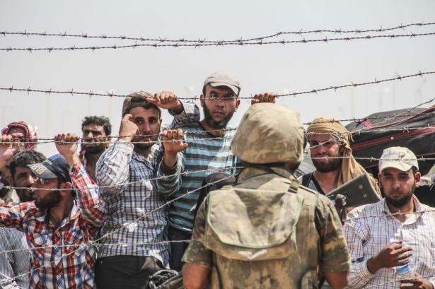<p>Mehmetçik, sığınmacılara geçişte yardımcı oluyor, Türk Kızılayı, AFAD ve Şanlıurfa Büyükşehir Belediyesi ekipleri de su, bisküvi ve çorba ikramında bulunuyor.</p>
<p> </p>