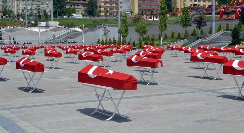 <p>Mesajımız, filmimizi bitirdiğimizde doğru bir şekilde iletilecektir. Buradaki tabutların sayısı önemli değil. Bizim kıymetlilerimizin, vatan evlatlarımızın olduğunu belirteceğiz." diye konuştu.</p>