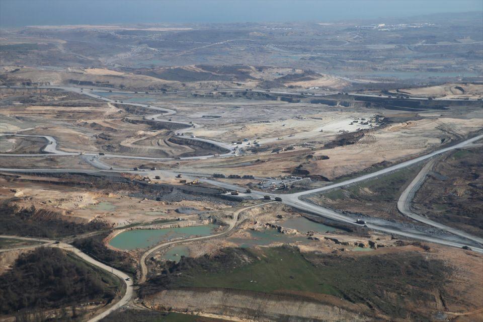 <p>Havalimanı projesini yürüten Cengiz-Mapa-Limak-Kolin-Kalyon konsorsiyumu tarafından kurulan icracı ve imtiyaz sahibi şirket İGA'nın (İstanbul Grand Airport) Yönetim Kurulu Üyesi de olan Özdemir, havalimanı açılışını 2018'in ilk çeyreğine yetiştirmek istediklerini vurgulamıştı.</p>

<p> </p>
