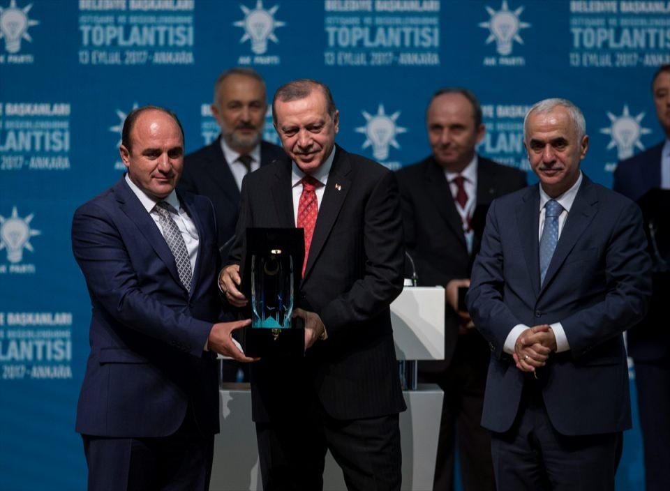 <p>Bayburt'un Demirözü İlçe Belediye Başkanı Selami Ersen ödül aldı.</p>
