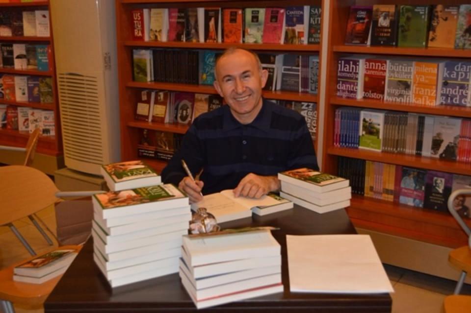 <p><strong>Ahmet Şimşirgil</strong></p>

<p>2016 kazancı: 331 bin TL<br />
Baskı adedi: 134 bin<br />
Cirosu: 2.546.000 TL</p>
