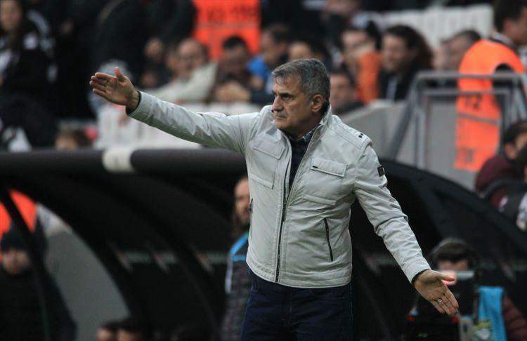 <p><strong>KARGALAR SÜRÜYLE KARTALLAR YALNIZ UÇAR</strong></p>

<p>Beşiktaş Teknik Direktörü Şenol Güneş, 1-0 yendikleri Bursaspor karşılaşması sonrası bir gazetecinin, "Bursaspor'u çalıştırırken 'İstanbul'un havası kirli' demiştiniz. Görüşlerinizde bir değişiklik oldu mu?" şeklindeki sorusuna, "Yalan doğrudan, karanlık aydınlıktan kaçar. Güneş yalnız da olsa etrafına ışık saçar. Kargalar sürüyle, kartallar yalnız uçar" diyerek cevap verdi.</p>
