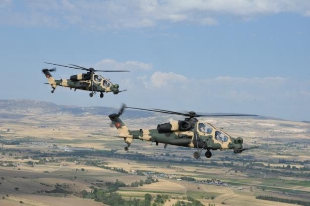 <p><strong>T129 ATAK HELİKOPTERİ</strong></p>

<p>AgustaWestland tasarımı A129 gövdesinin, Türk Silahlı Kuvvetleri'nin ihtiyaçlarına uygun şekilde; motor, aktarma organları ve kuyruk pallerinin değiştirilmesine ilave olarak milli aviyonik ve silah sistemleri ile teçhiz edilmesi sonucu ortaya çıkan T129, halen dünyada kendi sınıfındaki en etkin taarruz helikopteri olma ünvanını elinde tutmaktadır.<br />
TUSAŞ tesislerinde üretimi tamamlanan ilk T129 A prototipi ilk uçuşunu 17 Ağustos 2011'de gerçekleştirmiştir. İtalya'da üç adet ve Türkiye'de iki adet prototip ile devam eden test ve kalifikasyon faaliyetleri kapsamında kalifikasyon tamamlanana kadar toplam 750 saate yakın uçuş gerçekleştirilmesi planlamıştır.</p>
