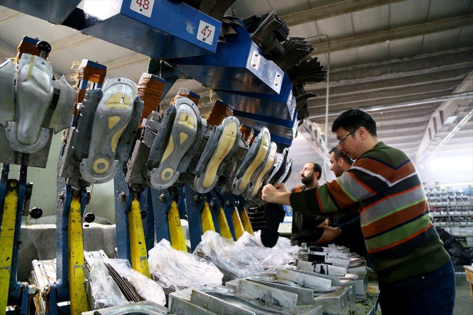 <p><strong>Çalışan sayısı 30'dan 500'e çıktı</strong></p>

<p>Akınal, belirlenen bir modelde terlik üretimi için önce saya denen üst kısmın hazırlandığını, ardından kesilip, dikildiğini anlattı.</p>
