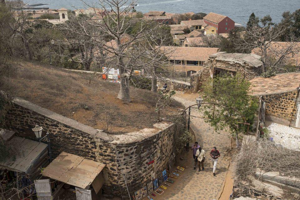 <p>Erkek kölelerin 'değeri' boyları, kiloları ve kas durumlarına göre belirlenirken, kadın ve çocukların ise diş ve genel sağlık durumları baz alınmış."</p>