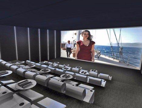 <p>Eve gelecek misafirlerde unutulmamış. IMAX teknolojisine sahip 45 kişinin ağırlanabileceği sinema ve tiyatro odası, bir bowling alanı ve kumarhane yer alacak. </p>
