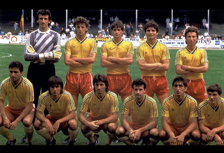 <p>ROMANYA 1990</p>
<p>Soldan sağa</p>
<p><strong>Ayaktakiler:</strong> Silviu Lung, Gheorghe Popescu, Stefan Iovan, Ioan Andone, Dan Petrescu.</p>
<p><strong>Oturanlar:</strong> Gheorghe Hagi, Marius Lacatus, Iosif Rotariu, Mircea Rednic, Ilie Dumitrescu, Ioan Ovidiu Sabau.</p>