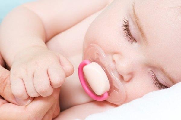 <p>Emzik, bebeğin huzursuzlandığında ve uykuya dalmada güçlük çektiğinde annenin ilk başvurduğu şeydir. Ancak emzikler bir süre sonra bebeği anne sütünden soğutur.</p>
