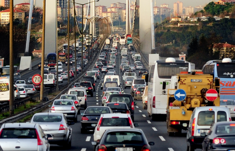 <p>8. Bu zaman zarfında toplam <strong>3 ayını trafikte</strong> geçiriyor</p>
