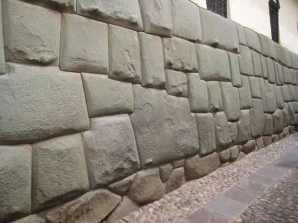 <p><strong>HARÇSIZ TAŞ SET</strong></p>
<p>Peru'nun Cusco bölgesindeki bir İnka kalesinin etrafını 360 metre boyunca zikzak yaparak saran 9 metrelik setlerin yapımında, tanesi 300 tona varan kireç taşı blokları kullanılmış. Ancak hiç harç kullanılmamasına rağmen bu kayalar, arasına bıçak bile sokulamayacak kadar mükemmel yerleştirilmiş.</p>
<p>Peru'nun Cusco bölgesindeki bir İnka kalesinin etrafını 360 metre boyunca zikzak yaparak saran 9 metrelik setlerin yapımında, tanesi 300 tona varan kireç taşı blokları kullanılmış. Ancak hiç harç kullanılmamasına rağmen bu kayalar, arasına bıçak bile sokulamayacak kadar mükemmel yerleştirilmiş.</p>
