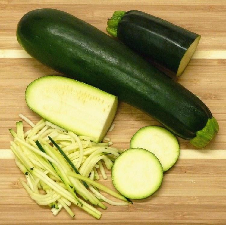 <p>A ve C gibi antioksidan vitaminleri ve K, folik asit ile bazı diğer B grubu vitaminlerini içerir. Kabakta potasyum, kalsiyum, magnezyum gibi minerallerde bulunur. </p>
