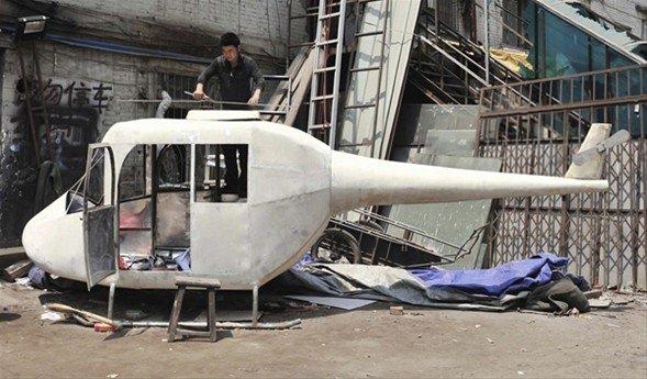 <p>Çinli grafik tasarımcısı Gao Hanjie evinin bahçesinde kendi helikopterini inşa etmek için kolları sıvadı. Tasarımı ve tüm aksesuarlarıyla kendi helikopterini imal edip, uçan ilk insan unvanını alacak. Çinli grafik tasarımcısının helikopterinin uzunluğu 6 metre.</p>

<p> </p>
