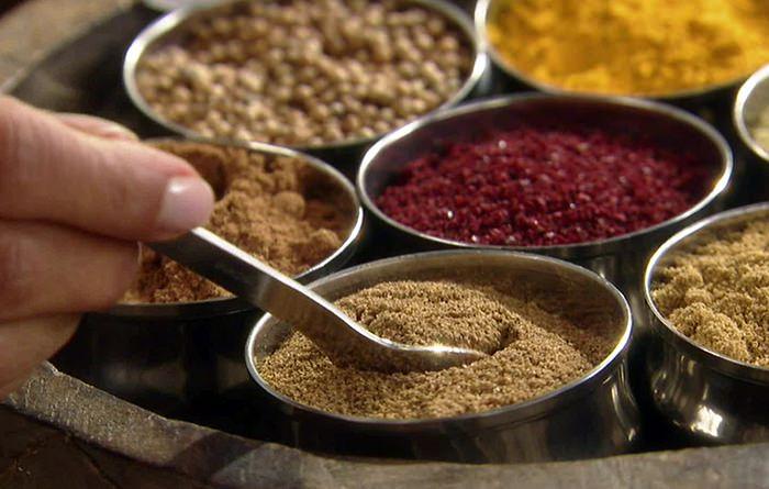 <p><strong>8. Baharat kullanımı</strong></p>

<p>Metabolik hızı artırmak için yemek ve yoğurda baharat eklemek önemlidir. Yemekleri her günü bu şekilde hazırlamak metabolik hızı etkiler. </p>
