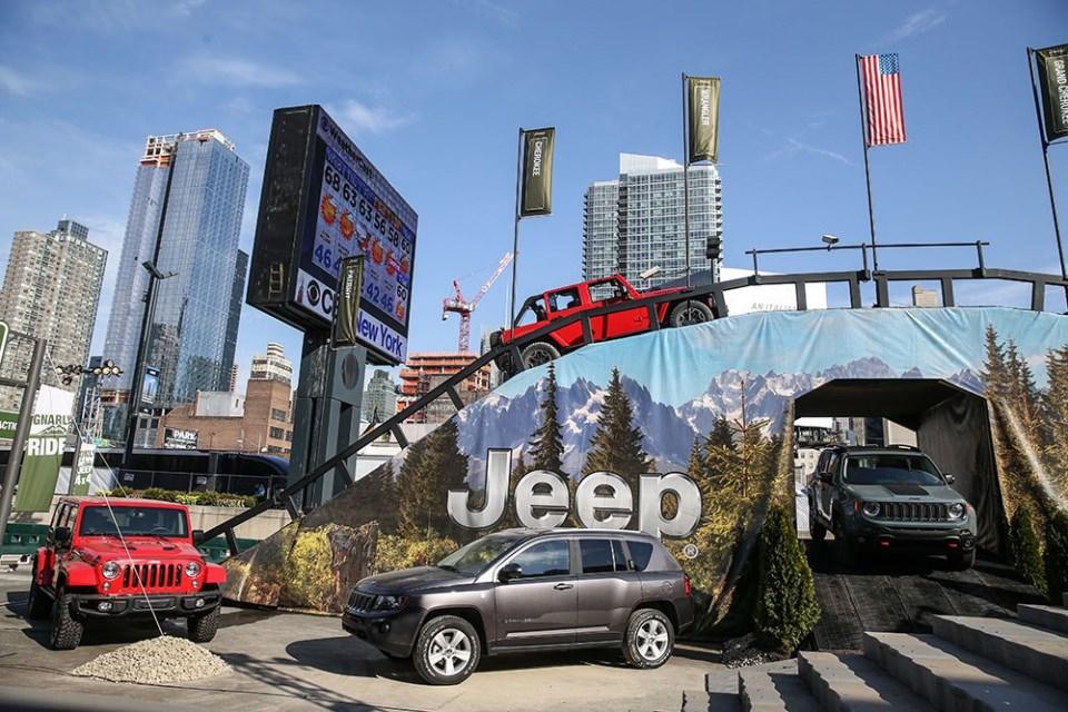 <p>Jeep Wrangler (solda ve yukarda), Jeep Grand Cherokee (ortada) ve Jeep Renegade (sağda)</p>
<p> </p>