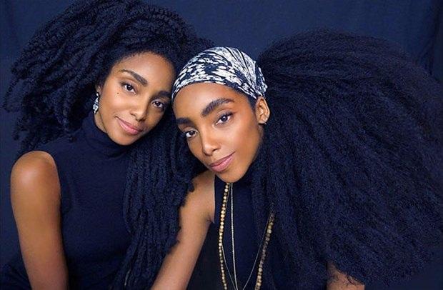 <p>Tek yumurta ikizleri<strong> Cipriana Quann ve TK Wonder, </strong>Afro saçlarıyla yolda yürürken bile bütün dikkatleri üzerlerine çekiyorlar.</p>