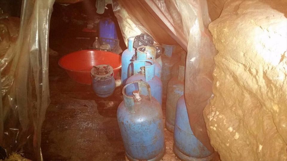 <p>Operasyonda bulunan 3 mağara, 8 sığınak ve çevresinde yapılan aramada 4 uzun namlulu silah, 2 tabanca, 8 el bombası, 24 mutfak tüpü ve 100 kilogram amonyum nitrat, bir ton 255 kilogram esrar ile 963 bin 406 kök Hint keneviri ele geçirildi.</p>