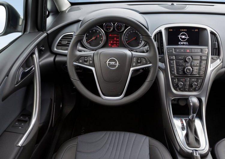 <p>2016 çıkışlı Opel Astra modelleri daha ucuz. </p>
<p>2016 çıkışlı, 1.6 litrelik dizel otomatik Astra'nın başlangıç fiyatı 98 bin 286 TL</p>